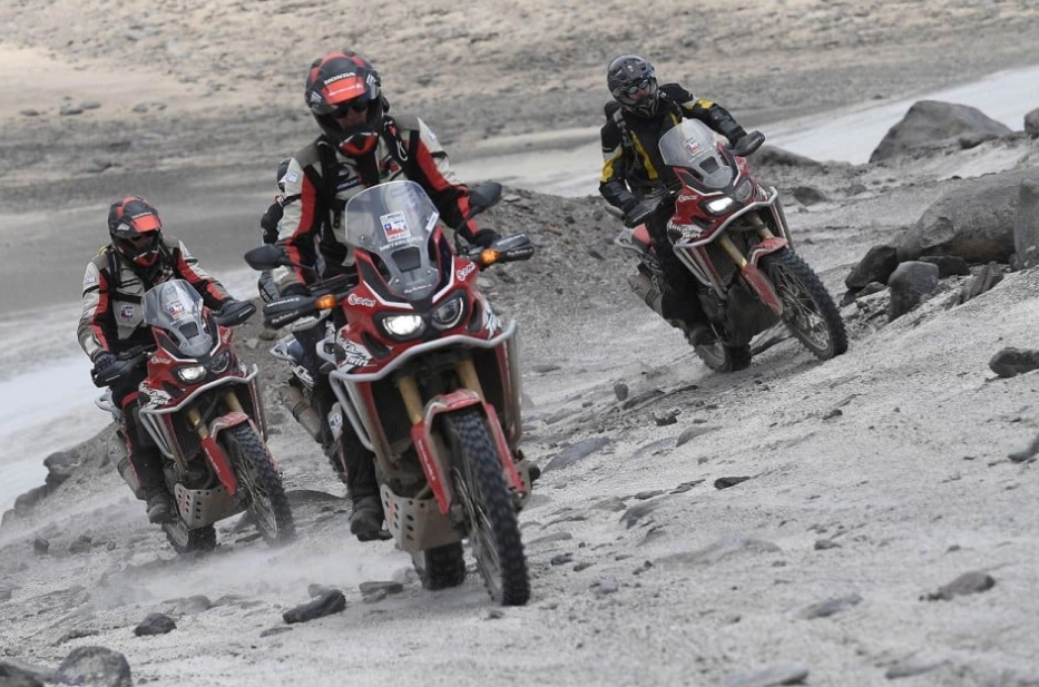 Honda CRF1000L Africa Twin ile 5.965 Metre Rekoru: İki Silindirli Motosikletle Zirveye Yolculuk!